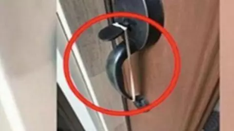Dacă gasești așa ceva pe clanța ușii, atunci sună imediat la poliție! Este o nouă metodă a hoților de apartamente