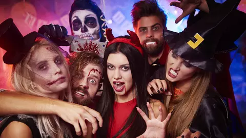 Cum să-ți faci acasă un costum de Halloween "de speriat"