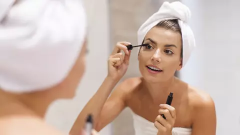 Cum să aplici mascara pentru a avea gene lungi și dese? Trucul care te ajută să ai o privire pătrunzătoare