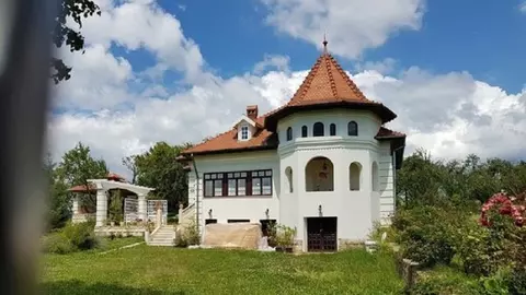 Vrei să te simți ca o domniță din 1950? Cât te costă propriul conac cu un domeniu spectaculos