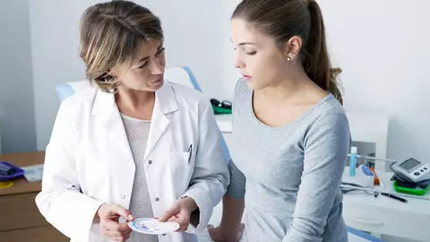 Ai și tu aceste simptome? Riscul să suferi de cancer ovarian este foarte mare