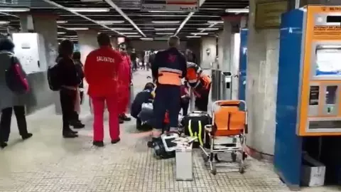 Un bărbat a căzut și s-a lovit la cap la metrou! A fost dus de urgență la spital în această dimineață