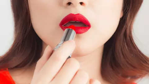Cum poți transforma un ruj normal într-unul mat?