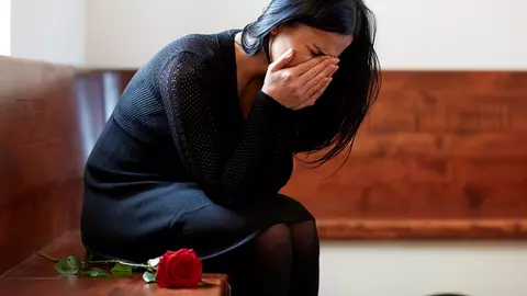Este sau nu bine să plângem atunci când moare cineva? Uite cum ar trebui să procedăm într-un astfel de moment delicat