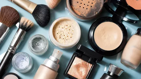 Seturi de cosmetice de Black Friday 2017. De aici îți poți cumpăra farduri la prețuri avantajoase