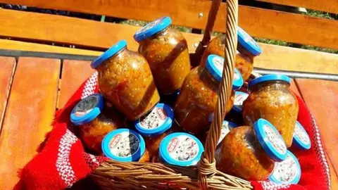 Produce sute de borcane de zacuscă după o rețetă preluată de la o centenară