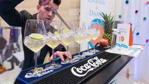 Fetele se topesc după ce beau cocktailurile lui! Un masterand în Turism, afacere de succes din băuturi