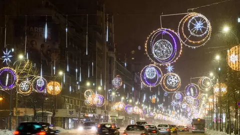 Capitala „îmbracă” haine de sărbătoare! Trei milioane de beculețe de Crăciun cu motive tradiționale se aprind pe 1 decembrie