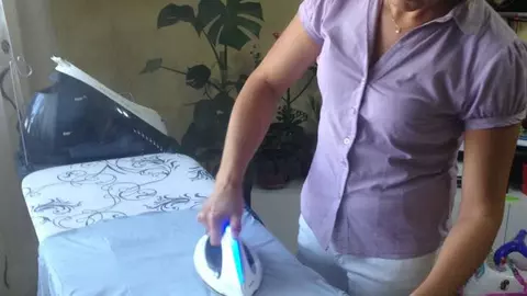 Face bani acasă călcând hainele altora