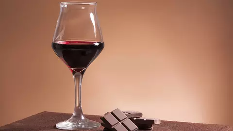 Ciocolata și vinul roșu, secretele tenului perfect. Cum te ajută să lupți împotriva ridurilor?