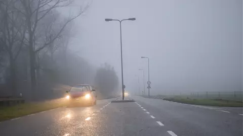 Șoferii trebuie să fie foarte atenți în trafic astăzi! Vizibilitatea este foarte redusă. Cod galben de ceață densă în mai multe județe