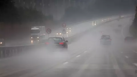 Atenție mare în trafic șoferi! Vizibilitatea este foarte redusă. Cod galben de ceață densă în mai multe județe