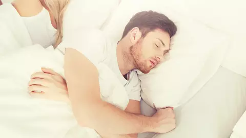 De ce este bine să dormi pe spate? Trucuri preţioase care te vor ajuta să ai un somn odihnitor