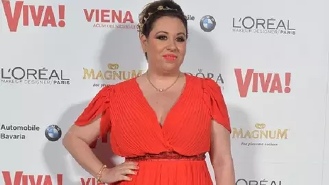 Oana Roman pune la punct lumea mondenă într-o nouă emisiune care se va transmite live pe pagina de facebook a revistei Viva
