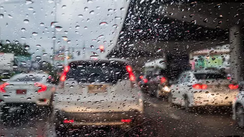 Ploi abundente în Capitală și vizibilitate redusă în trafic. Cod galben de ceață în mai multe județe