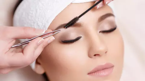 Sucul de ceapă face minuni pentru sprâncene! Aplică-l în fiecare zi, iar după o săptămână vei vedea rezultatele
