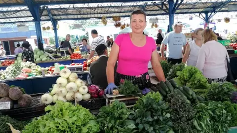 Își împarte timpul între catedră și legume. Lecția dată de o profesoară de biologie: „A munci nu e o rușine!”