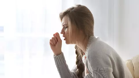 Tratamentul natural care te ajută să scapi de tuse. Amesteci 3 ingrediente și scapi de această problemă deranjantă