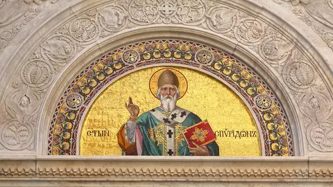 Pe 12 decembrie, e sărbătoare cu cruce neagră în calendar! Îl pomenim pe Sfântul Spiridon al Trimitundei
