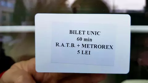 De azi, bucureștenii pot merge cu metroul și autobuzul cu un singur card electronic. Cum arată biletul unic RATB-Metrorex