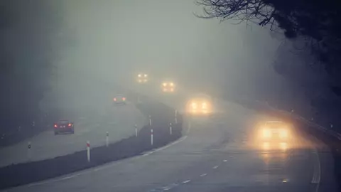 Șoferii trebuie să circule cu mare prudență, pentru că vizibilitatea este foarte redusă! Cod galben de ceață în mai multe regiuni