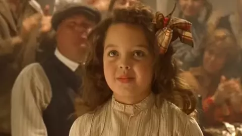 I-a cucerit pe toți cu zâmbetul ei fermecător. Uite cum arată astăzi Cora, fetița adorabilă din "Titanic"