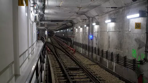 Cum procedezi dacă ai căzut între șinele de la metrou. Sfaturile care îți pot salva viața!