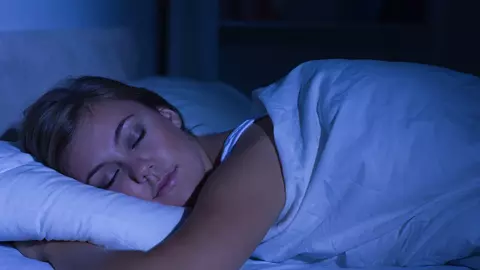 La ce oră ar trebui să te culci în fiecare seară dacă vrei să slăbești? Acesta este trucul care te ajută să obții silueta la care visezi