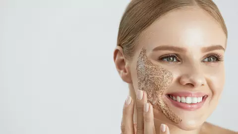 Cum se face cel mai eficient scrub antirid? Curăță bine pielea, elimină ridurile și petele întunecate
