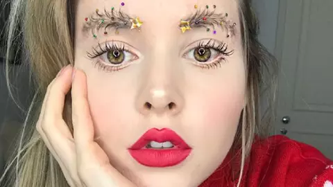 Cum să îți aranjezi sprâncenele de Crăciun? Trendul care a devenit viral pe rețelele de socializare