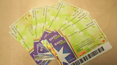 De la anul, românii s-ar putea relaxa pe bani statului! Din 2018 am putea primi tichete de sport, teatru și filme