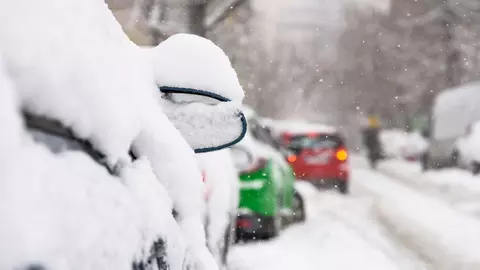 Va continua să ningă și se va forma polei în mai multe regiuni! A fost emis un nou cod galben de viscol