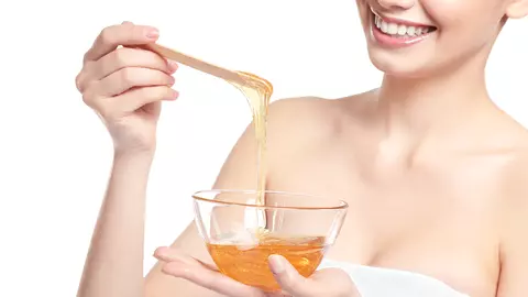 Uită de ceara clasică și de epilator! Cum să te epilezi perfect cu zahăr, rapid, ușor și ieftin? Pielea rămâne fină și luminoasă