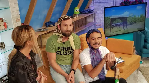 După ce au pierdut un pariu, Răzvan și Dani au renunțat la pantaloni, în direct, la -3 grade Celsius! Imaginile sunt senzaționale