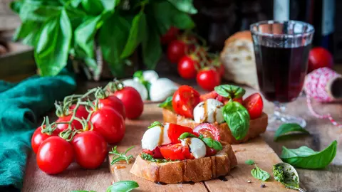 Sandwich cu mozzarella, roșii cherry și pesto. Gustarea delicioasă și sănătoasă pentru momentele în care ți se face foame