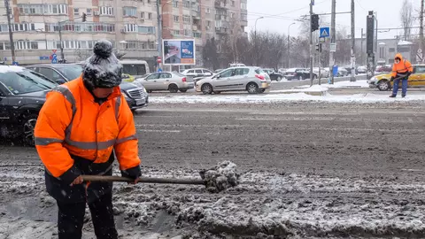 Traficul va fi îngreunat în următoarele zile! Continuă ninsorile și a fost emis un cod galben de polei în mai multe regiuni