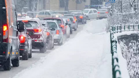 Mai multe școli au fost închise în județul Vâlcea, din cauza vântului puternic! Este cod portocaliu de viscol