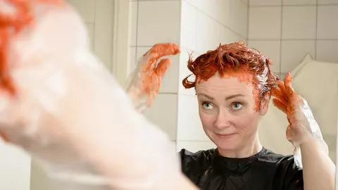 Cea mai simplă metodă prin care poți îndepărta vopseaua de păr de pe piele. Petele dispar în doar câteva secunde