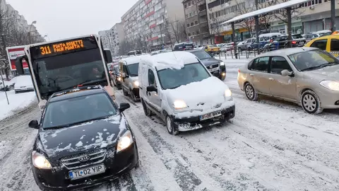 Probleme în trafic din cauza ninsorii abundente! Cum se circulă, în această dimineață, în Capitală?