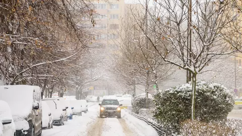 Primul strat de zăpadă depus în București, din acest an! În Capitală se circulă în condiții de iarnă