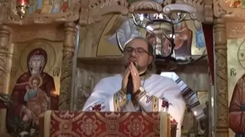 Povestea impresionantă a preotului care se împrumută la bancă pentru a-i ajuta pe săraci