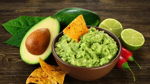Cea mai simplă și delicioasă rețetă de guacamole! Este gata în 5 minute