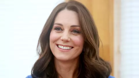 6 piese vestimentare care nu lipsesc din garderoba lui Kate Middleton. Orice femeie elegantă trebuie să le aibă