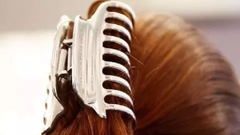 Accesoriul care nu trebuie să îți lipsească în 2018. Îl purtai în anii '90, iar acum este din nou la modă