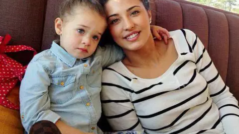 Antonia, în depresie din cauza divorțului de Vincenzo Castellano! Cântăreața a plecat în Italia la fiica ei: „Am momente în care clachez”