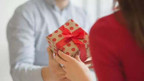 Cele mai neinspirate cadouri de Valentine's Day. Ce să nu îi cumperi iubitului sau soțului?