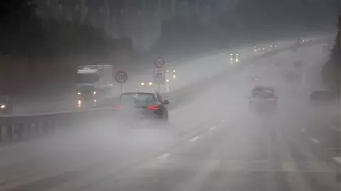 Mare atenție la volan, astăzi pentru că vizibilitatea este foarte scăzută! Cod galben de ceaţă şi chiciură în mai multe judeţe din ţară