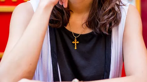 De ce este bine să purtăm o cruciuliță la gât? Multe persoane nu știu acest lucru important