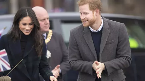Meghan Markle a încălcat protocolul familiei regale! Gestul făcut de viitoarea soţie a prinţului Harry a stârnit o mulțime de controverse