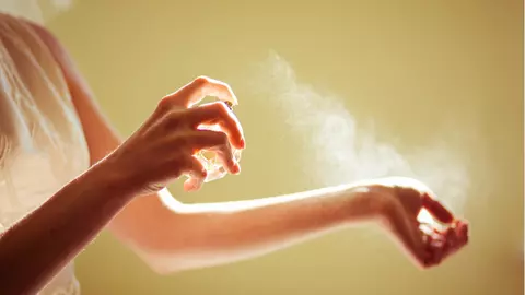 Îl folosești zilnic și aroma lui te învăluie, dar nu te-ai gândit niciodată ce pericole se ascund în spatele acestui produs de beauty